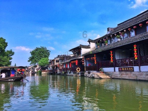 周星驰推出短剧厂牌,“剧场化”成今年行业关键词
